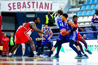 (Dustin Hogue (ABD) - Real Sebastiani Rieti (R) Ethan Esposito (ITA) - Valtur Brindisi, Real Sebastiani Rieti 'ye karşı Valtur Brindisi Stagione 2025-26 Campionato Italiano Pallacanestro - Vahşi Batı Serie A2 Maschile - Normal Mevsim, 15. Raunt