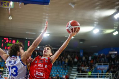 #20 Nicolo Ronci (ITA) - Real Sebastiani Rieti - Dole Basket Rimini - Stagione 2025-26 Campionato Italiano Pallacanestro - Vahşi Batı Serie A2 Maschile - Normal sezon, Round 23 - Fotoğraf Alessio De Marco