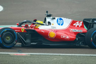 Lewis Hamilton Fiorano pistindeki ikinci turunda yeni Ferrari SF-26 ile birkaç tur tamamladı. Yedi kez Dünya Şampiyonu doğru montajı doğrulamak, ilk verileri toplamak ve çekim günü görüntülerini tamamlamak için arabayı test eder.