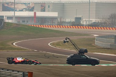 Lewis Hamilton Fiorano pistindeki ikinci turunda yeni Ferrari SF-26 ile birkaç tur tamamladı. Yedi kez Dünya Şampiyonu doğru montajı doğrulamak, ilk verileri toplamak ve çekim günü görüntülerini tamamlamak için arabayı test eder.