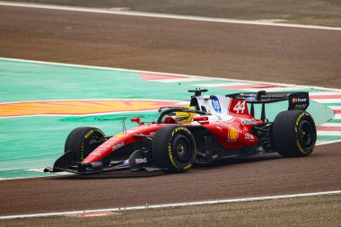 Lewis Hamilton Fiorano pistindeki ikinci turunda yeni Ferrari SF-26 ile birkaç tur tamamladı. Yedi kez Dünya Şampiyonu doğru montajı doğrulamak, ilk verileri toplamak ve çekim günü görüntülerini tamamlamak için arabayı test eder.