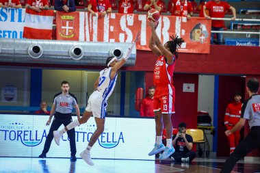 #13. Şövalye Seneca (ABD) - Gemini Üstadı, Real Sebastiani Rieti 'ye karşı Gemini Üstadı - Stagione 2025-26 Campionato Italiano Pallacanestro - Vahşi Batı Serisi A2 Maschile - Normal Mevsim - Alessio De Marco