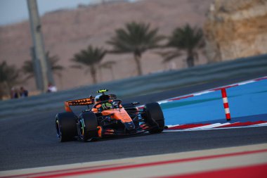 (1) Lando Norris (GBR) - McLaren Mastercard F1 Team - McLaren MCL40 - Mercedes, Bahreyn, Bahreyn 'de düzenlenen 2026 FIA Formula 1 Dünya Şampiyonası' nın ilk sezon öncesi resmi test oturumunda. Üç günlük test.