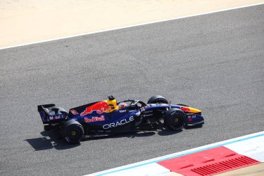 (3) Max Verstappen (NED) - Bahreyn, Bahreyn 'de düzenlenen 2026 FIA Formula 1 Dünya Şampiyonası' nda Red Bull RB22 - Red Bull Ford. Üç gün sonra.