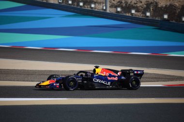 (3) Max Verstappen (NED) - Bahreyn, Bahreyn 'de düzenlenen 2026 FIA Formula 1 Dünya Şampiyonası' nda Red Bull RB22 - Red Bull Ford. Üç gün sonra.