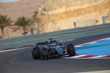 (27) Nico Hulkenberg (GER) - Audi Revolut F1 Team - Audi AR01 - Audi, Bahreyn 'deki Bahreyn Uluslararası Pisti' nde düzenlenen 2026 FIA Formula 1 Dünya Şampiyonası 'nın ilk sezon öncesi resmi test oturumunda. Üç günlük test oturumu f