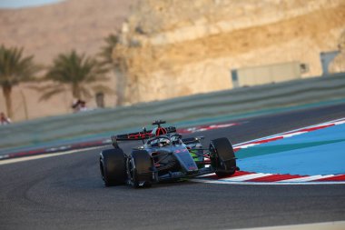 (27) Nico Hulkenberg (GER) - Audi Revolut F1 Team - Audi AR01 - Audi, Bahreyn 'deki Bahreyn Uluslararası Pisti' nde düzenlenen 2026 FIA Formula 1 Dünya Şampiyonası 'nın ilk sezon öncesi resmi test oturumunda. Üç günlük test oturumu f