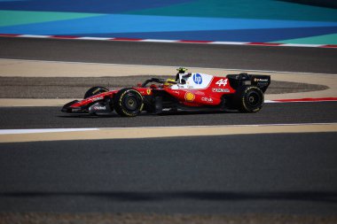 (44) Lewis Hamilton (GBR) - Scuderia Ferrari HP - Ferrari SF-26 - Ferrari, Bahreyn 'deki Bahreyn Uluslararası Pisti' nde düzenlenen 2026 FIA Formula 1 Dünya Şampiyonası 'nın ilk sezon öncesi resmi test oturumunda Ferrari. Üç günlük test değerlendirmesi.