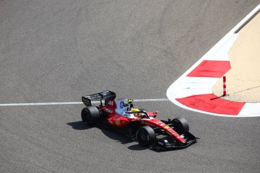 (44) Lewis Hamilton (GBR) - Scuderia Ferrari HP - Ferrari SF-26 - Ferrari, Bahreyn 'deki Bahreyn Uluslararası Pisti' nde düzenlenen 2026 FIA Formula 1 Dünya Şampiyonası 'nın ilk sezon öncesi resmi test oturumunda Ferrari. Üç günlük test değerlendirmesi.