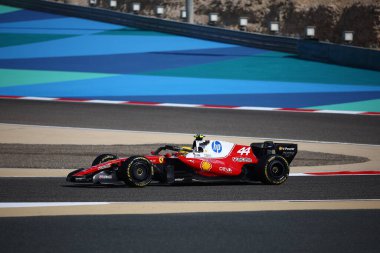 (44) Lewis Hamilton (GBR) - Scuderia Ferrari HP - Ferrari SF-26 - Ferrari, Bahreyn 'deki Bahreyn Uluslararası Pisti' nde düzenlenen 2026 FIA Formula 1 Dünya Şampiyonası 'nın ilk sezon öncesi resmi test oturumunda Ferrari. Üç günlük test değerlendirmesi.