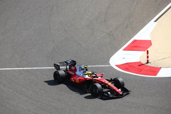 (44) Lewis Hamilton (GBR) - Scuderia Ferrari HP - Ferrari SF-26 - Ferrari, Bahreyn 'deki Bahreyn Uluslararası Pisti' nde düzenlenen 2026 FIA Formula 1 Dünya Şampiyonası 'nın ilk sezon öncesi resmi test oturumunda Ferrari. Üç günlük test değerlendirmesi.