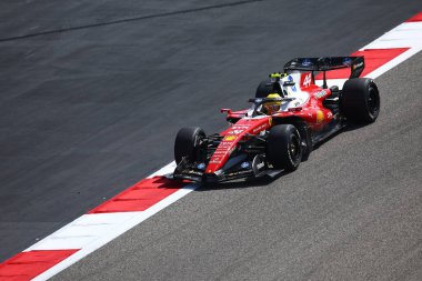 (44) Lewis Hamilton (GBR) - Scuderia Ferrari HP - Ferrari SF-26 - Ferrari, Bahreyn 'deki Bahreyn Uluslararası Pisti' nde düzenlenen 2026 FIA Formula 1 Dünya Şampiyonası 'nın ilk sezon öncesi resmi test oturumunda Ferrari. Üç günlük test değerlendirmesi.