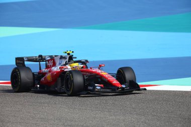 (44) Lewis Hamilton (GBR) - Scuderia Ferrari HP - Ferrari SF-26 - Ferrari, Bahreyn 'deki Bahreyn Uluslararası Pisti' nde düzenlenen 2026 FIA Formula 1 Dünya Şampiyonası 'nın ilk sezon öncesi resmi test oturumunda Ferrari. Üç günlük test değerlendirmesi.