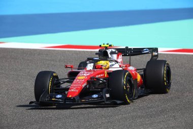 (44) Lewis Hamilton (GBR) - Scuderia Ferrari HP - Ferrari SF-26 - Ferrari, Bahreyn 'deki Bahreyn Uluslararası Pisti' nde düzenlenen 2026 FIA Formula 1 Dünya Şampiyonası 'nın ilk sezon öncesi resmi test oturumunda Ferrari. Üç günlük test değerlendirmesi.