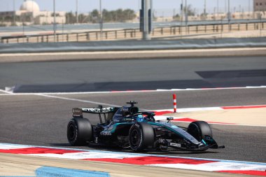 (63) - George Russell (GBR) - Mercedes-AMG PETRONAS F1 Takımı - Mercedes W17 - Mercedes E Performansı 2026 FIA Formula 1 Dünya Şampiyonası 'nın ilk sezon öncesi oturumu sırasında Bahreyn, Bahreyn Uluslararası Pisti' nde.