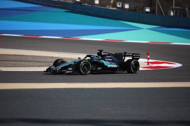 (63) - George Russell (GBR) - Mercedes-AMG PETRONAS F1 Takımı - Mercedes W17 - Mercedes E Performansı 2026 FIA Formula 1 Dünya Şampiyonası 'nın ilk sezon öncesi oturumu sırasında Bahreyn, Bahreyn Uluslararası Pisti' nde.