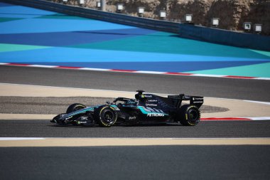 (63) - George Russell (GBR) - Mercedes-AMG PETRONAS F1 Takımı - Mercedes W17 - Mercedes E Performansı 2026 FIA Formula 1 Dünya Şampiyonası 'nın ilk sezon öncesi oturumu sırasında Bahreyn, Bahreyn Uluslararası Pisti' nde.