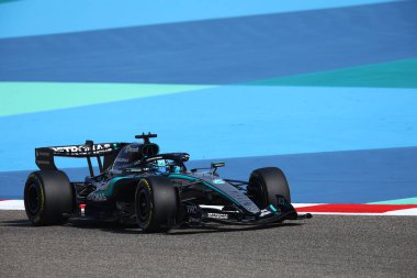 (63) - George Russell (GBR) - Mercedes-AMG PETRONAS F1 Takımı - Mercedes W17 - Mercedes E Performansı 2026 FIA Formula 1 Dünya Şampiyonası 'nın ilk sezon öncesi oturumu sırasında Bahreyn, Bahreyn Uluslararası Pisti' nde.