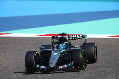 (63) - George Russell (GBR) - Mercedes-AMG PETRONAS F1 Takımı - Mercedes W17 - Mercedes E Performansı 2026 FIA Formula 1 Dünya Şampiyonası 'nın ilk sezon öncesi oturumu sırasında Bahreyn, Bahreyn Uluslararası Pisti' nde.
