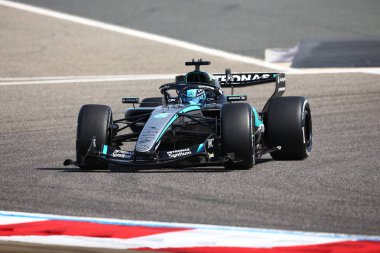 (63) - George Russell (GBR) - Mercedes-AMG PETRONAS F1 Takımı - Mercedes W17 - Mercedes E Performansı 2026 FIA Formula 1 Dünya Şampiyonası 'nın ilk sezon öncesi oturumu sırasında Bahreyn, Bahreyn Uluslararası Pisti' nde.