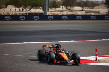 (81) Oscar Piastri (AUS) - McLaren Mastercard F1 Team - McLaren MCL40 - Mercedes, Bahreyn, Bahreyn 'de düzenlenen 2026 FIA Formula 1 Dünya Şampiyonası' nın ilk sezon öncesi resmi test oturumunda. Üç gün sonra.