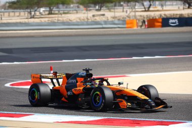 (81) Oscar Piastri (AUS) - McLaren Mastercard F1 Team - McLaren MCL40 - Mercedes, Bahreyn, Bahreyn 'de düzenlenen 2026 FIA Formula 1 Dünya Şampiyonası' nın ilk sezon öncesi resmi test oturumunda. Üç gün sonra.