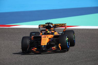 (81) Oscar Piastri (AUS) - McLaren Mastercard F1 Team - McLaren MCL40 - Mercedes, Bahreyn, Bahreyn 'de düzenlenen 2026 FIA Formula 1 Dünya Şampiyonası' nın ilk sezon öncesi resmi test oturumunda. Üç gün sonra.