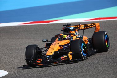 (81) Oscar Piastri (AUS) - McLaren Mastercard F1 Team - McLaren MCL40 - Mercedes, Bahreyn, Bahreyn 'de düzenlenen 2026 FIA Formula 1 Dünya Şampiyonası' nın ilk sezon öncesi resmi test oturumunda. Üç gün sonra.