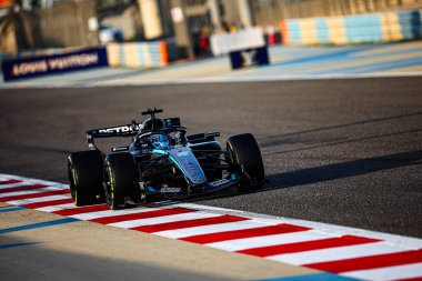 (63) - George Russell (GBR) - Mercedes-AMG PETRONAS F1 Takımı - Mercedes W17 - Mercedes E Performansı, Sakhir 'deki Bahreyn Uluslararası Pisti' nde düzenlenen 2026 FIA Formula 1 Dünya Şampiyonası 'nın ilk sezon öncesi ilk resmi test oturumunun ikinci gününde,