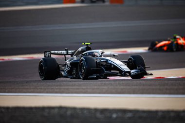 (77) Valtteri Bottas (FIN) - Cadillac Formula 1 Team - Cadillac - Ferrari, Bahreyn, Bahreyn 'de düzenlenen 2026 FIA Formula 1 Dünya Şampiyonası' nın ilk sezon öncesi ilk resmi test oturumunda. Üç gün sonra.