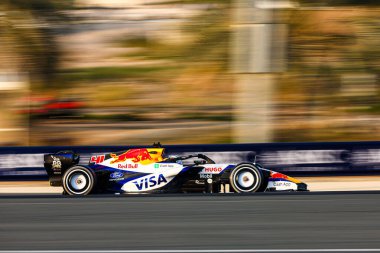 (41) Arvid Lindblad (GBR) - Visa Cash App Racing Bulls F1 Team - Racing Bulls VCARB03 - Red Bull Ford, Sakh 'da düzenlenen 2026 FIA Formula 1 Dünya Şampiyonası' nın ilk sezon öncesi resmi test oturumunda