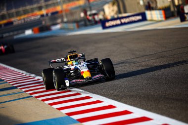(41) Arvid Lindblad (GBR) - Visa Cash App Racing Bulls F1 Team - Racing Bulls VCARB03 - Red Bull Ford, Sakh 'da düzenlenen 2026 FIA Formula 1 Dünya Şampiyonası' nın ilk sezon öncesi resmi test oturumunda