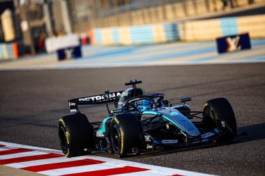 (63) - George Russell (GBR) - Mercedes-AMG PETRONAS F1 Takımı - Mercedes W17 - Mercedes E Performansı, Sakhir 'deki Bahreyn Uluslararası Pisti' nde düzenlenen 2026 FIA Formula 1 Dünya Şampiyonası 'nın ilk sezon öncesi ilk resmi test oturumunun ikinci gününde,