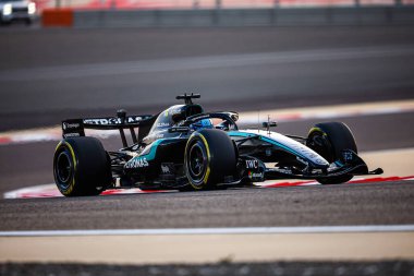 (63) - George Russell (GBR) - Mercedes-AMG PETRONAS F1 Takımı - Mercedes W17 - Mercedes E Performansı, Sakhir 'deki Bahreyn Uluslararası Pisti' nde düzenlenen 2026 FIA Formula 1 Dünya Şampiyonası 'nın ilk sezon öncesi ilk resmi test oturumunun ikinci gününde,