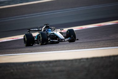 (63) - George Russell (GBR) - Mercedes-AMG PETRONAS F1 Takımı - Mercedes W17 - Mercedes E Performansı, Sakhir 'deki Bahreyn Uluslararası Pisti' nde düzenlenen 2026 FIA Formula 1 Dünya Şampiyonası 'nın ilk sezon öncesi ilk resmi test oturumunun ikinci gününde,