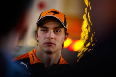 (81) Oscar Piastri (AUS) - McLaren Mastercard F1 Takımı - McLaren MCL40 - Mercedes, Sakhir 'deki Bahreyn Uluslararası Pisti' nde düzenlenen 2026 FIA Formula 1 Dünya Şampiyonası 'nın 3. sezon öncesi ilk resmi test oturumunda mülakat locasında,