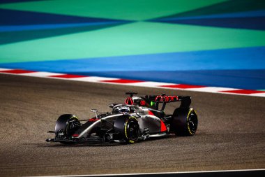 (27) Nico Hulkenberg (GER) - Audi Revolut F1 Team - Audi AR01 - Audi Audi, Bahreyn 'deki Bahreyn Uluslararası Pisti' nde düzenlenen 2026 FIA Formula 1 Dünya Şampiyonası 'nın ilk sezon öncesi resmi test oturumunun 3. günüdür. Üç günlük testler.