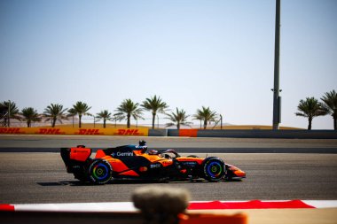 (81) Oscar Piastri (AUS) - McLaren Mastercard F1 Team - McLaren MCL40 - Mercedes, Bahreyn, Bahreyn 'deki Bahreyn Uluslararası Pisti' nde düzenlenen 2026 FIA Formula 1 Dünya Şampiyonası 'nın ilk sezon öncesi ilk resmi test oturumunda. Üç...