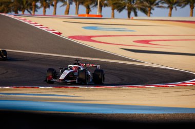 (31) Esteban Ocon (FRA) - TGR Haas F1 Team - Haas VF-26 - Ferrari, Bahreyn 'deki Bahreyn Uluslararası Pisti' nde düzenlenen 2026 FIA Formula 1 Dünya Şampiyonası 'nın ilk sezon öncesi resmi test oturumunun 3. gününde. Üç günlük test değerlendirmesi.