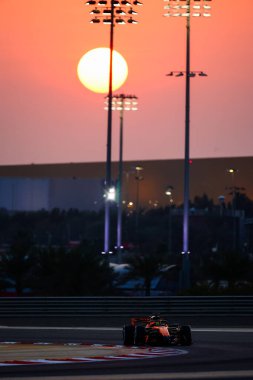 (81) Oscar Piastri (AUS) - McLaren Mastercard F1 Team - McLaren MCL40 - Mercedes, Bahreyn, Bahreyn 'deki Bahreyn Uluslararası Pisti' nde düzenlenen 2026 FIA Formula 1 Dünya Şampiyonası 'nın ilk sezon öncesi ilk resmi test oturumunda. Üç...