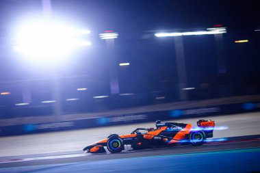 (81) Oscar Piastri (AUS) - McLaren Mastercard F1 Team - McLaren MCL40 - Mercedes, Bahreyn, Bahreyn 'deki Bahreyn Uluslararası Pisti' nde düzenlenen 2026 FIA Formula 1 Dünya Şampiyonası 'nın ilk sezon öncesi ilk resmi test oturumunda. Üç...