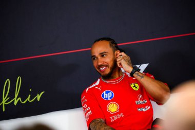 (44) Lewis Hamilton (GBR) - Scuderia Ferrari HP - Ferrari SF-26 - Ferrari, Sakhir, Bahreyn 'de düzenlenen 2026 FIA Formula 1 Dünya Şampiyonası' nın ilk sezon öncesi resmi test oturumunda Ferrari. Üç...