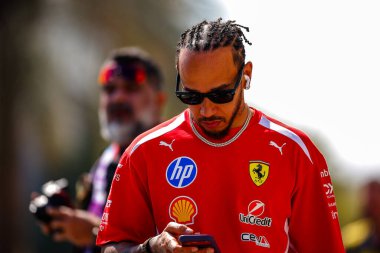 (44) Lewis Hamilton (GBR) - Scuderia Ferrari HP - Ferrari SF-26 - Ferrari, Sakhir, Bahreyn 'de düzenlenen 2026 FIA Formula 1 Dünya Şampiyonası' nın ilk sezon öncesi resmi test oturumunda Ferrari. Üç...