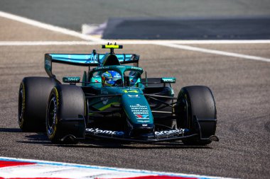 (14) Fernando Alonso (ESP) - Aston Martin Aramco F1 Team - Aston Martin AMR26 - Honda 2026 FIA Formula 1 Dünya Şampiyonası 'nın ilk resmi sezon öncesi oturumunda Bahreyn, Bahreyn Uluslararası Pisti' nde