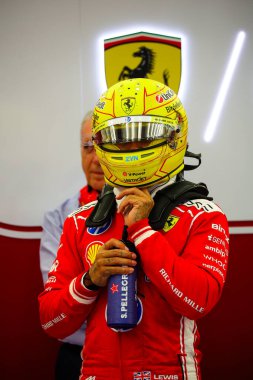 (44) Lewis Hamilton (GBR) - Scuderia Ferrari HP - Ferrari SF-26 - Ferrari, Sakhir, Bahreyn 'de düzenlenen 2026 FIA Formula 1 Dünya Şampiyonası' nın ilk sezon öncesi resmi test oturumunda Ferrari. Üç...
