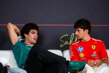 (18) Lance Stroll (CAN) - Aston Martin Aramco F1 Team - Aston Martin AMR26 - Honda ve (16) Charles Leclerc (MON) - Scuderia Ferrari HP - Ferrari SF-26 - Ferrari SF-26 - Ferrari, 2026 FIA 'nın ilk sezon öncesi ilk resmi test oturumu (19 Şubat) sırasında