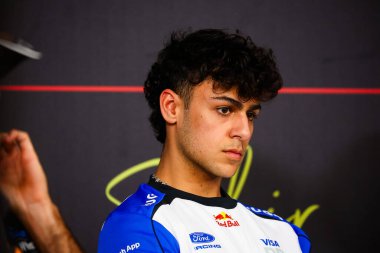 (41) Arvid Lindblad (GBR) - Bahreyn International Circ 'te düzenlenen 2026 FIA Formula 1 Dünya Şampiyonası' nın ilk resmi sezon öncesi test oturumunda VCARB03 - Red Bull Ford