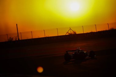 Bahreyn 'deki Bahreyn Uluslararası Pisti' nde düzenlenen 2026 FIA Formula 1 Dünya Şampiyonası 'nın ilk resmi sezon öncesi oturumunun (20 Şubat) günbatımında atmosferi izleyin. 11-13 Şubat 202 tarihli üç günlük test oturumu