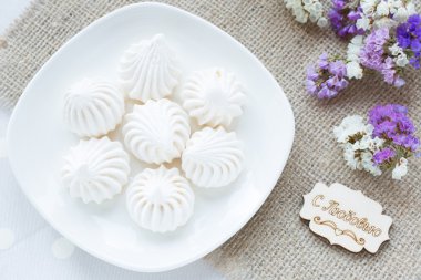 Beze - hafif bir arka plan üzerinde geleneksel Fransız tatlı yakın çekim