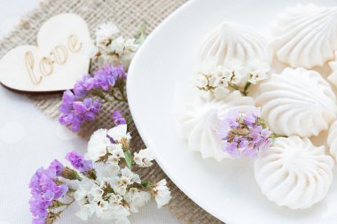 Beze - hafif bir arka plan üzerinde geleneksel Fransız tatlı yakın çekim